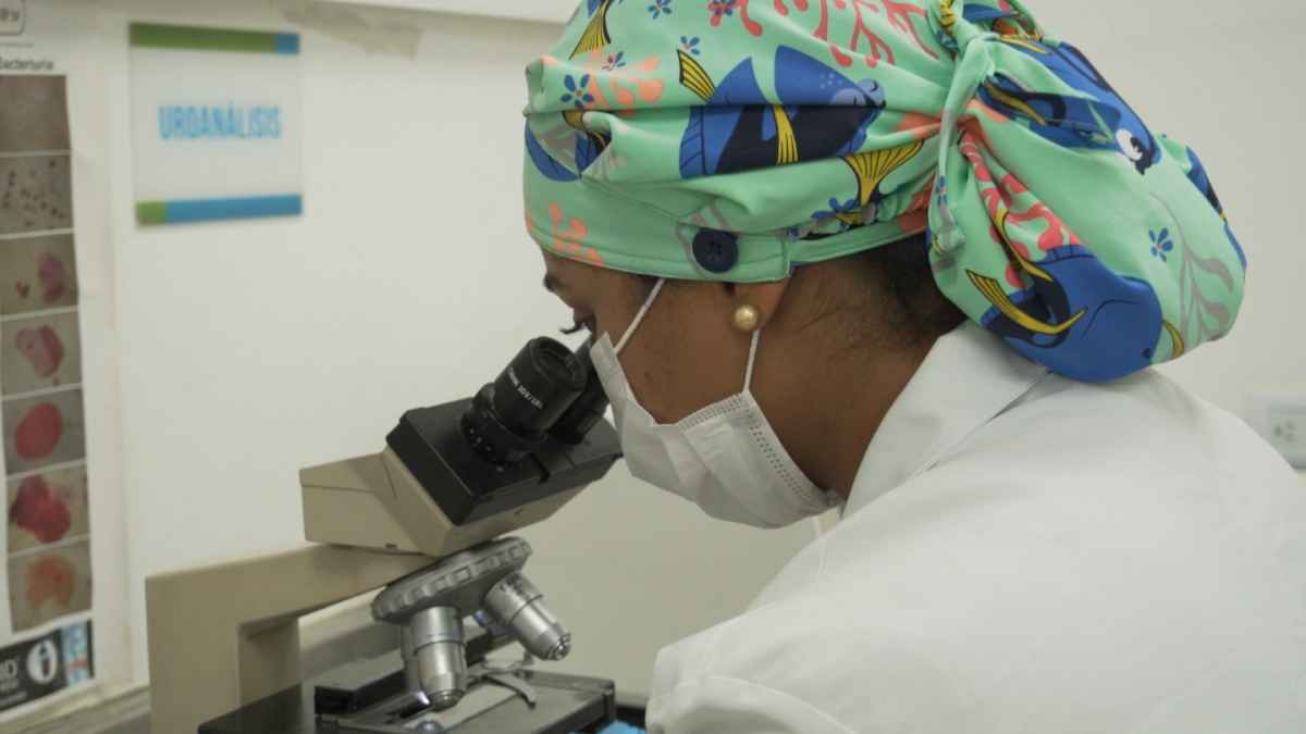 Foto de especialista en Laboratorio Clínico